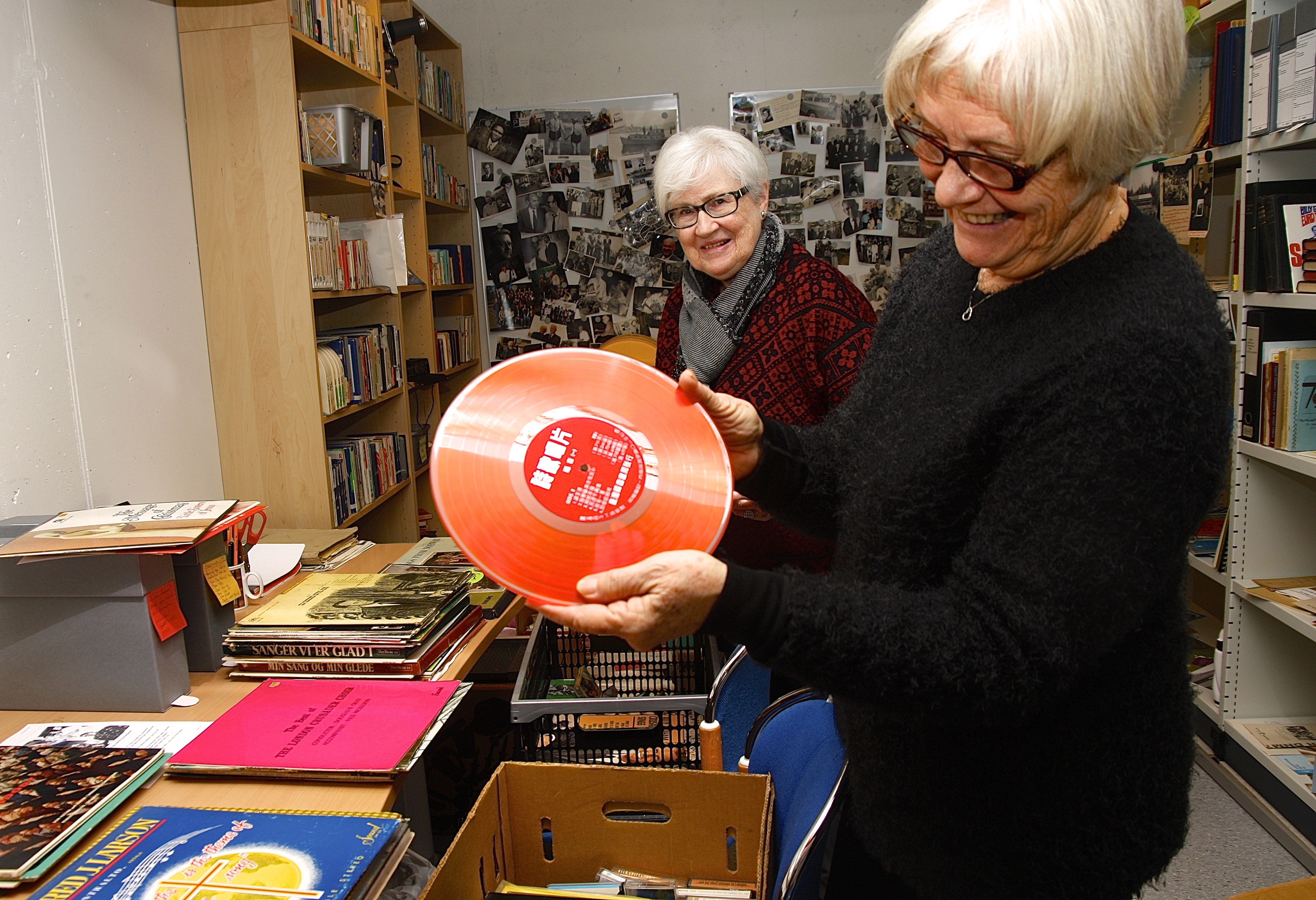 Her er Reidun Fjeld og Lilian Nordby i ferd med å registrere søster Annies platesamling. Annie var en habil pianist og svært glad i musikk. (Foto: Ingunn Rui)